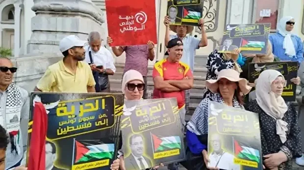 تونس.. "جبهة الخلاص" تنظم وقفة تضامنية دعمًا للمعتقلين السياسيين