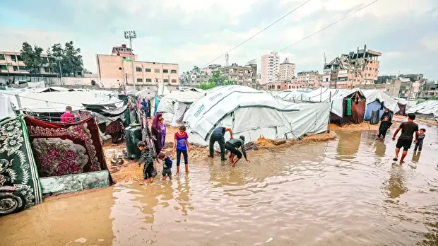 Saldırılar nedeniyle defalarca zorla yerinden edilen ve doğru düzgün eşyası kalmayan Filistinlilerin birçok eşyası da sel nedeniyle kullanılamaz hale geldi.