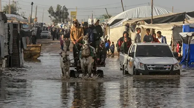 Les Palestiniens déplacés dont les maisons ont été détruites par les attaques israéliennes sur la bande de Gaza et qui vivent désormais dans la région de Mawasi, près de Khan Younis, traversent une période difficile en raison des fortes pluies et du froid qui sévissent depuis le 15 novembre 2025. Les familles dont les tentes ont été inondées luttent pour survivre au milieu des flaques d'eau formées par la pluie. 