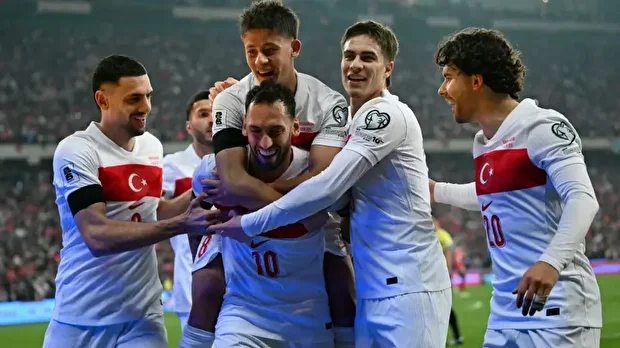 Kaptan Hakan Çalhanoğlu'nun attığı gol sonrası futbolcularımızın yaşadığı sevinç.