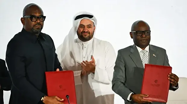 Benjamin Mbonimpa, secrétaire exécutif du groupe armé M23 soutenu par le Rwanda, signe un document lors d'une cérémonie de signature de l'accord de paix global entre le gouvernement de la République démocratique du Congo et l'Alliance de la rivière Congo/Mouvement du 23 mars (AFC/M23) à l'hôtel Sheraton de Doha, le 15 novembre 2025. 
