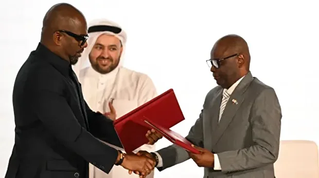 Le négociateur en chef du Qatar, Mohammed al-Khulaifi (2e à droite), Sumbu Sita Mambu (2e à gauche), haut représentant du chef de l'État en République démocratique du Congo (RDC), et le secrétaire exécutif du groupe armé M23 soutenu par le Rwanda, Benjamin Mbonimpa (à droite), réagissent lors de la cérémonie de signature de l'accord de paix global entre le gouvernement de la RDC et l'Alliance de la rivière Congo/Mouvement du 23 mars (AFC/M23) à l'hôtel Sheraton de Doha, le 15 novembre 2025. 
