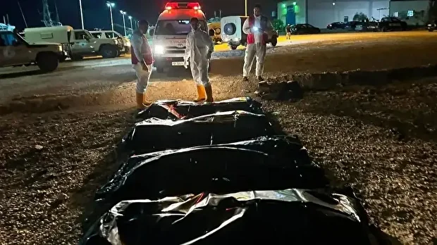 Cansız bedenlerin acil durum ekipleri, Sahil Güvenlik ve liman yetkililerinin iş birliğiyle denizden çıkarıldığı bildirildi.