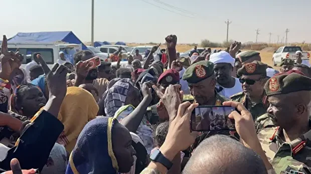 Des dizaines de milliers de Soudanais ont été déplacés en raison des affrontements dans la région après que la ville de Fashir, centre de l'État du Darfour-Nord, dans l'ouest du Soudan, soit tombée sous le contrôle des Forces de soutien rapide (SSF) le 26 octobre. Le général Abdulfettah al-Burhan, président du Conseil souverain du Soudan et commandant de l'armée, s'est rendu dans le camp d'El-Afadh, récemment créé dans la ville d'Al Dabbah, dans le gouvernorat du Nord, pour fuir les affrontements à Fashir.