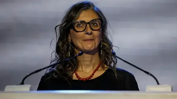 La rapporteuse spéciale des Nations Unies (ONU) sur les territoires palestiniens occupés, Francesca Albanese (à gauche), monte sur scène pour prononcer la conférence annuelle Nelson Mandela au Sandton Convention Centre à Sandton, Johannesburg, le 25 octobre 2025, après avoir été présentée par l'ancienne ministre sud-africaine des Affaires étrangères, Naledi Pandor (à droite). 

