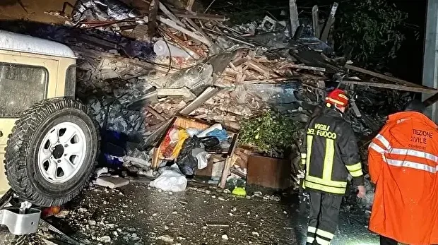 En raison des fortes pluies entre Udine et Gorizia, un glissement de terrain a été signalé à Brazzano di Cormons lundi 17 novembre 2025. Deux personnes sont portées disparues.