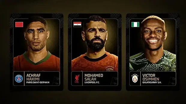 Les trois finalistes du Ballon d'Or africain, Achraf Hakimi, Mohamed Salah et Victor Osimhen, sur une affiche de la Confédération africaine de football (CAF).