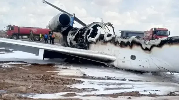 La compagnie angolaise Airjet a connu un incident ce 17 novembre 2025. Son Embraer ERJ-145, immatriculé D2-AJB, s’est immobilisé en dehors de la piste et a pris feu à Kolwezi. L’appareil transportait une délégation du ministère des Mines de la RDC. Les passagers ont pu se sauver.