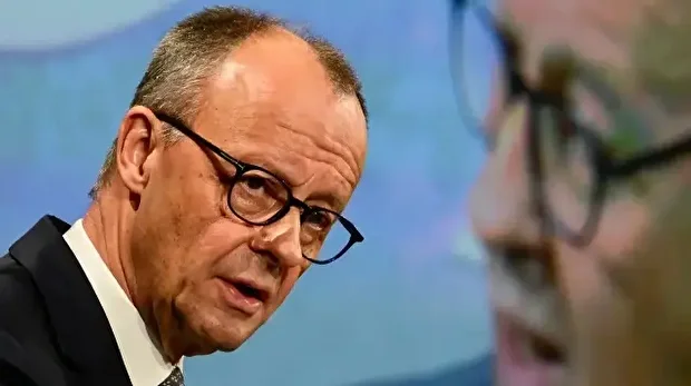 Le chancelier allemand Friedrich Merz prononce le discours d'ouverture d'un sommet économique organisé par le journal allemand Süddeutsche Zeitung à l'hôtel Adlon de Berlin, le 17 novembre 2025. 