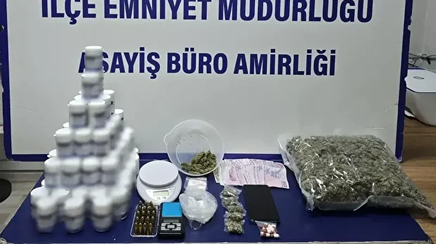 Adreste yapılan aramalarda toplamda 4 bin 144 adet kırmızı reçeteli hap, 41,4 gram kokain, 921,2 gram esrar, 19 adet fişek, 2 hassas terazi, 15 kilitli poşet ve 3 bin 575 lira nakit para ele geçirildi. 