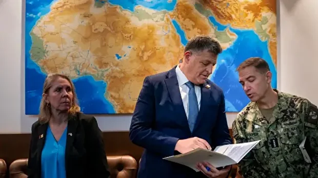 Le commandant du CENTCOM, l'amiral Brad Cooper (à droite), s'entretient avec Ofir Falk, conseiller diplomatique du Premier ministre israélien, avant la rencontre entre le vice-président américain et le Premier ministre israélien à Jérusalem, le 22 octobre 2025.