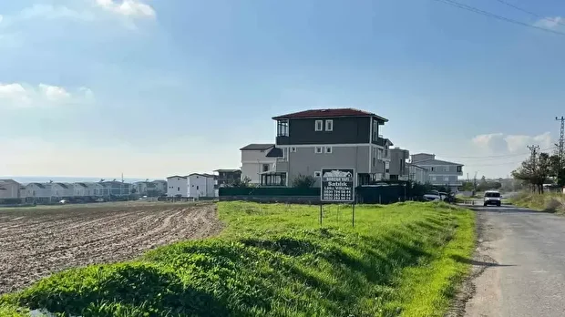 Mahallede yaşayan Emine Öztekin yaptığı açıklamada, "Burası Erguvan 10 Sokak ama sokak yok. Postacı kargo getiriyor ama evimizi bulamıyor. 