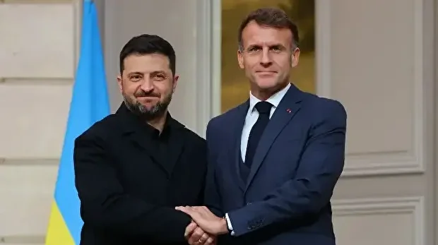 Le président français Emmanuel Macron (à droite) et le président ukrainien Volodymyr Zelensky se serrent la main après une conférence de presse commune à l'Élysée, à Paris, le 17 novembre 2025.