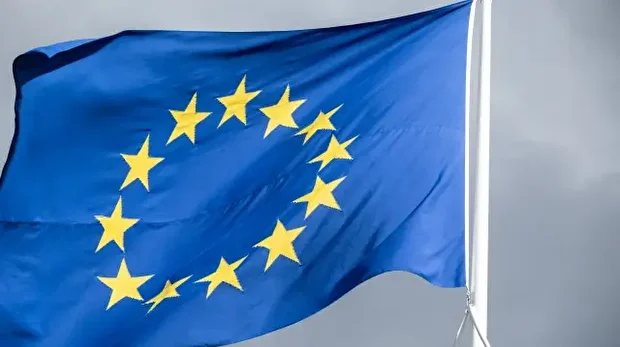 Le drapeau de l'Union européenne flotte devant le ministère des Affaires étrangères à Copenhague, au Danemark, le 30 septembre 2025.