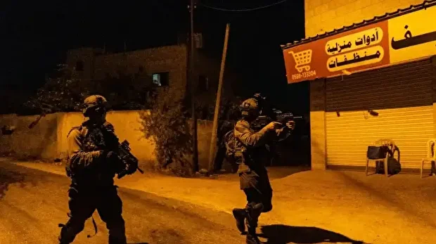 الاحتلال الإسرائيلي يقتحم مناطق بالضفة ويعتقل ويصيب فلسطينيين