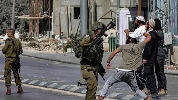 الضفة.. مستوطنون يهاجمون ناشطي سلام ويصيبونهما قرب القدس