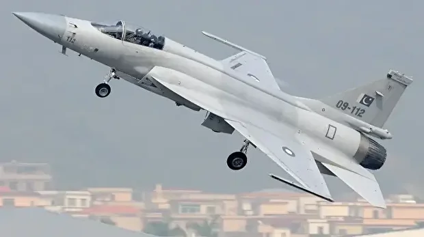 پاکستان ایئرفورس کا جے ایف 17 تھنڈر طیارہ۔