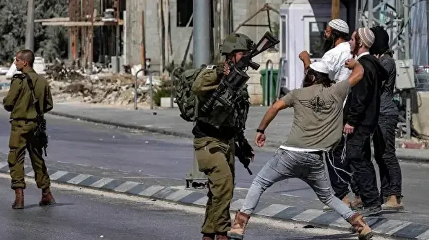 مستوطنون إسرائيليون يصيبون 3 فلسطينيين من أسرة واحدة جنوبي الضفة