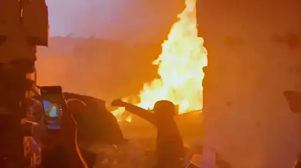 دھماکے کے بعد آگ لگنے کے مناظر