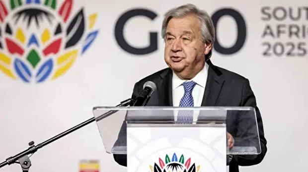 Le secrétaire général des Nations unies, Antonio Guterres, s'exprime lors d'une conférence de presse au Nasrec Expo Centre de Johannesburg, le 21 novembre 2025, à la veille du sommet des dirigeants du G20. 
