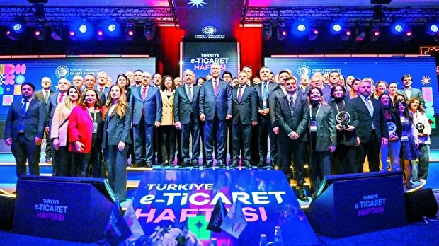 Elektronik Ticaret İşletmecileri Derneği ile Türkiye Odalar ve Borsalar Birliği katkısıyla düzenlenen Türkiye E-Ticaret Haftası etkinliğinde Ticaret Bakanı Ömer Bolat ve katılımcılar hatıra fotoğrafı çektirdi.