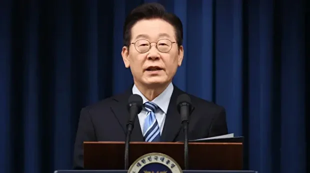 Le président sud-coréen Lee Jae Myung s'exprime lors d'une conférence de presse alors qu'il annonce la conclusion d'une fiche d'information conjointe sur les accords commerciaux et de sécurité avec les États-Unis au bureau présidentiel à Séoul, le 14 novembre 2025.



