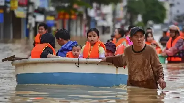 Le nombre de personnes ayant perdu la vie dans les inondations et les glissements de terrain causés par les fortes pluies qui s'abattent sur le Vietnam depuis la fin de la semaine dernière est passé à 55, tandis que 13 personnes sont portées disparues.