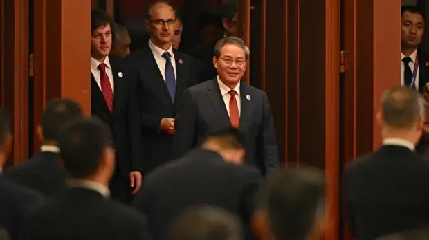 Le Premier ministre chinois Li Qiang arrive à la cérémonie d'ouverture de la 8e édition du Salon international des importations de Chine (CIIE) et du Forum économique international de Hongqiao à Shanghai, le 5 novembre 2025. 