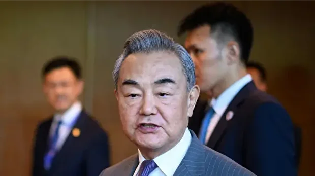 Le ministre chinois des Affaires étrangères Wang Yi s'adresse aux médias alors qu'il se rend d'une réunion à l'autre lors de la 58e réunion des ministres des Affaires étrangères de l'ASEAN et des réunions connexes au Centre des congrès de Kuala Lumpur, le 11 juillet 2025. 
