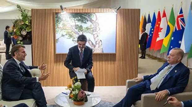 Le président turc Recep Tayyip Erdogan rencontre le président français Emmanuel Macron lors du sommet des dirigeants du G20 à Johannesburg, en Afrique du Sud, le 23 novembre 2025.