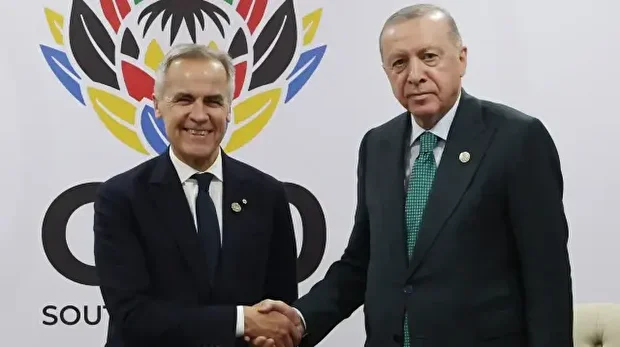 Le président turc Recep Tayyip Erdogan (à droite) rencontre le premier ministre canadien Mark Joseph Carney lors d'une réunion bilatérale en marge du sommet des dirigeants du G20 à Johannesburg, en Afrique du Sud, le 22 novembre 2025.