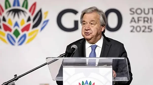 Le secrétaire général des Nations unies, Antonio Guterres, s'exprime lors d'une conférence de presse au Nasrec Expo Centre de Johannesburg, le 21 novembre 2025, à la veille du sommet des dirigeants du G20. 