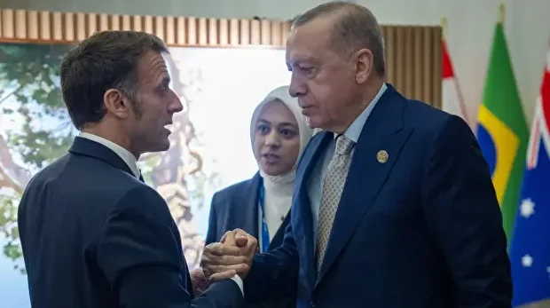 Le président turc Recep Tayyip Erdogan rencontre le président français Emmanuel Macron lors du sommet des dirigeants du G20 à Johannesburg, en Afrique du Sud, le 23 novembre 2025.