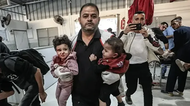 Des Palestiniens blessés, dont des enfants, sont transportés à l'hôpital Al Awda après une opération de sauvetage menée dans les décombres d'un bâtiment, suite à des attaques lancées par l'armée israélienne contre plusieurs zones de la bande de Gaza malgré le cessez-le-feu. Ces attaques ont visé un bâtiment appartenant à la famille Abu Shawish dans le camp de réfugiés de Nuseirat à Deir Al Balah, Gaza, le 25 novembre 2025.