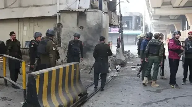 رپورٹ کے مطابق باقی دو حملہ آور اندر داخل ہونے کی کوشش کر رہے تھے۔