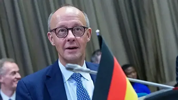 Le chancelier allemand Friedrich Merz participe à une réunion de l'UE lors du sommet Union européenne (UE) - Union africaine (UA) à Luanda, en Angola, le 24 novembre 2025.