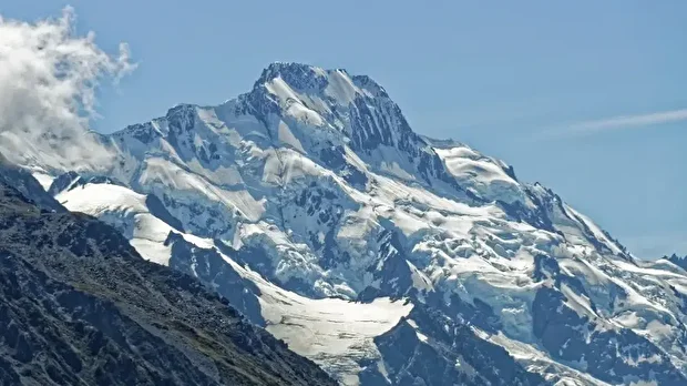 Birbirine iple bağlı olan dağcılardan 2'sinin dağdan düşerek yaşamını yitirdiği tespit edildi.