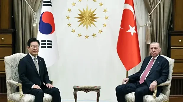 Cette photo prise et diffusée par le service de presse de la présidence turque le 24 novembre 2025 montre le président turc Recep Tayyip Erdogan (à droite) rencontrant le président sud-coréen Lee Jae Myung (à gauche) au complexe présidentiel d'Ankara. 