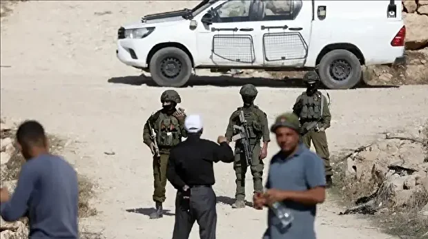 الضفة.. إصابة فلسطيني ومستوطنون يقتحمون تجمعا بدويا قرب القدس