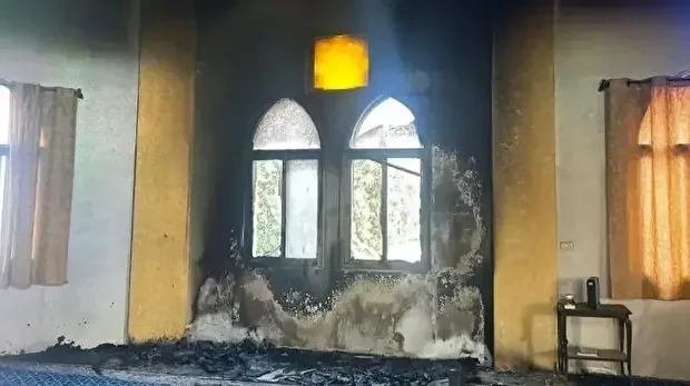 مستوطنون يضرمون النار بمسجد ويخطون شعارات عنصرية شمالي الضفة 