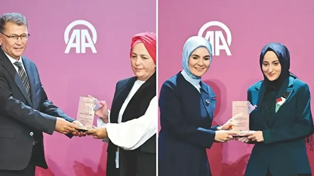 Yeni Şafak Ekler Sorumlusu Ayşe Olgun, ödülünü TDK Başkanı Osman Mert'ten alırken muhabirimiz Dilber Dural'a ödülünü Aile ve Sosyal Hizmetler Bakanı Mahinur Özdemir Göktaş verdi.