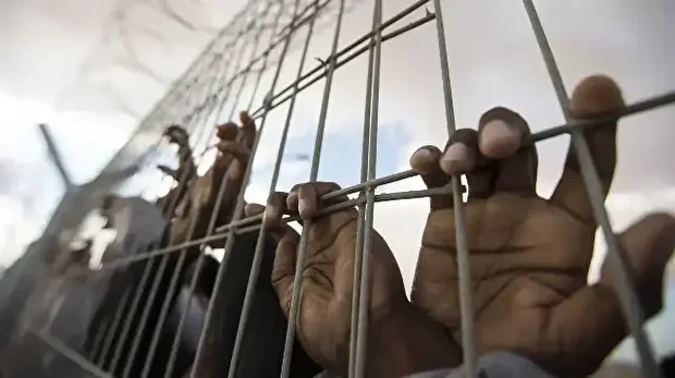 قوات الاحتلال تجوّع الأسرى الفلسطينيين في سجونها