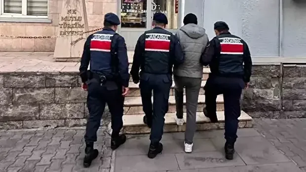 Yakalanan şahıs gözaltına alınarak işlemleri yapılmak üzere karakola götürüldü.