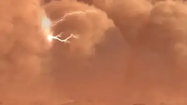 Une équipe scientifique a identifié de possibles décharges électriques sur Mars grâce au microphone du rover Perseverance, enregistrées durant des tempêtes de poussière.