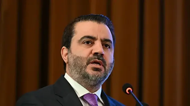 Le ministre syrien des Affaires étrangères, Asaad Al-Shaibani, s'adresse aux délégués lors d'une journée de dialogue avec la société civile syrienne, première étape vers un dialogue structuré entre le gouvernement syrien et l'Union européenne, au Palais des congrès près de Damas, le 15 novembre 2025.