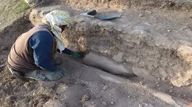 Une statue datant d’environ 1 800 ans a été mise au jour dans l’ancienne cité de Blaundos, en Usak, où elle avait été réemployée comme pierre de remplissage à l’époque byzantine.