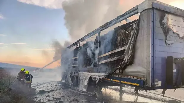 Tırda hasara yol açan yangının çıkış nedenine ilişkin inceleme başlatıldı.
