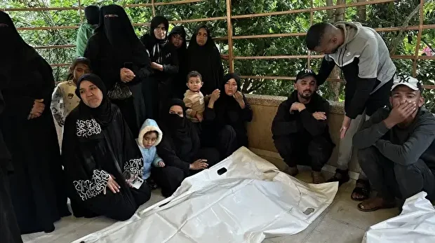 Les Palestiniens pleurent la mort de deux enfants tués par des drones israéliens à Khan Younis, Gaza, le 29 novembre 2025. Les funérailles de Fadi Tamir Abu Asi, huit ans, et Juma Tamir Abu Asi, onze ans, ont eu lieu devant l'hôpital Nasser.