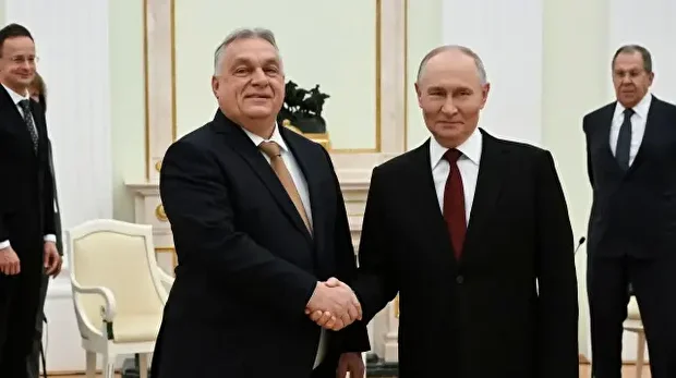 Le président russe Vladimir Poutine et le Premier ministre hongrois Viktor Orban se serrent la main lors d'une réunion au Kremlin à Moscou, le 28 novembre 2025. 
