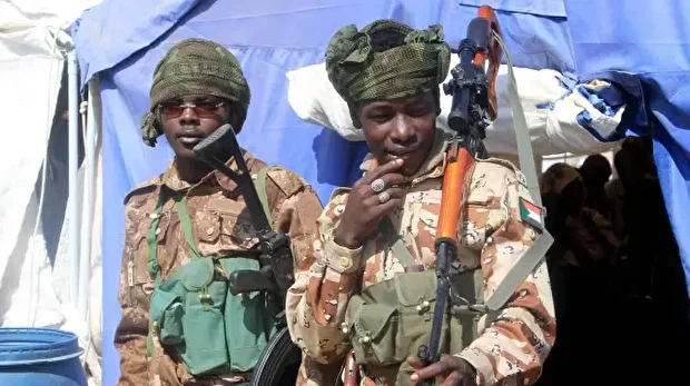 Mesures de sécurité prises lors de la visite du gouverneur régional du Darfour et chef du Mouvement de libération du Soudan (SLM), Minni Arko Minnawi, à son arrivée au camp de déplacés d'Al-Afad, dans la ville d'Al-Dabba, au nord du Soudan, le 26 novembre 2025. 